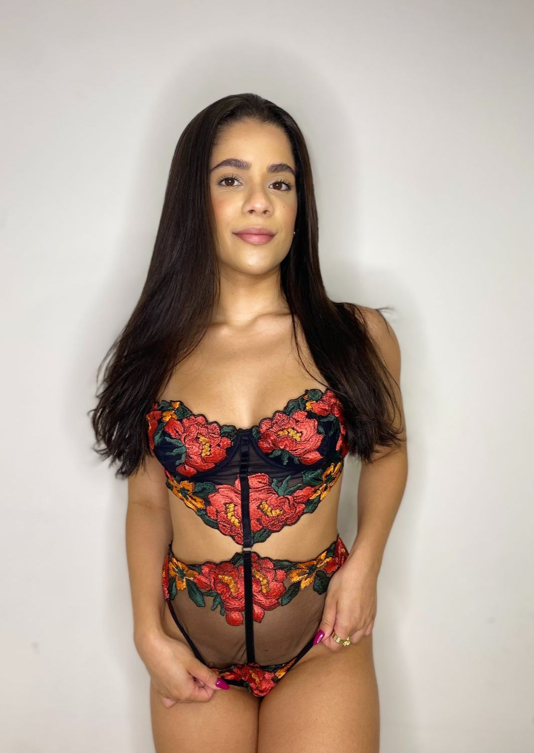 Body Lívia - Body bordado floral com recortes na cintura